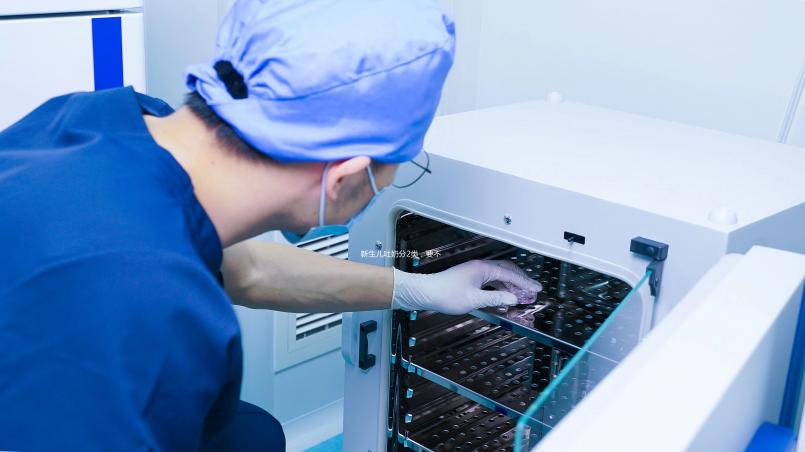 新生兒吐奶分2類，要不要看醫(yī)生得看你是哪種！